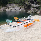 Le plastique voient pour se reposer sur le canoë, naviguant le kayak de polycarbonate avec des palettes