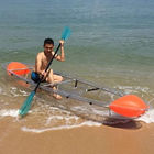 Le plastique voient pour se reposer sur le canoë, naviguant le kayak de polycarbonate avec des palettes