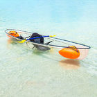 Le jour se reposent sur le kayak de tourisme supérieur, bateaux de pêche en plastique pour deux hommes inférieurs en verre